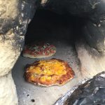Gebachene Pizzen im Lehmofen